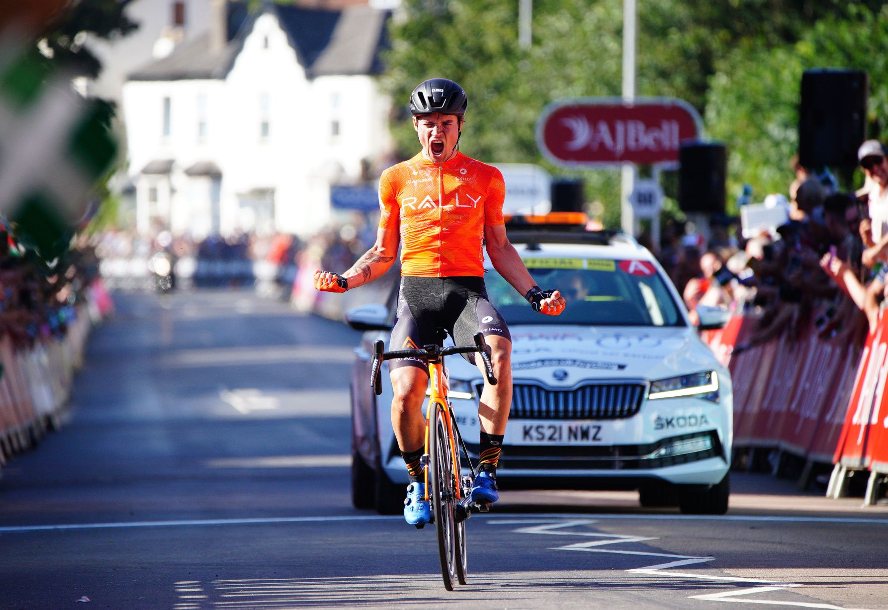 Khoảnh khắc Robin Carpenter cán đích trogn Tour of Britain 2021