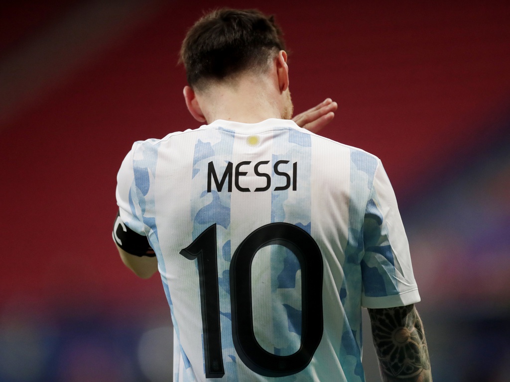 Cậu bé fan nhí thành công chụp ảnh cùng thần tượng Lionel Messi