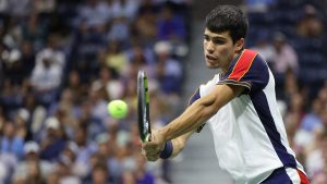 Tay vợt trẻ Carlos Alcaraz xuất sắc giành vé dự