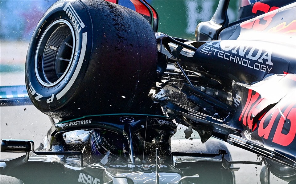 Sự cố va chạm xảy ra tại GP Italia khiến Lewis Hamilton thay đổi nhận thức