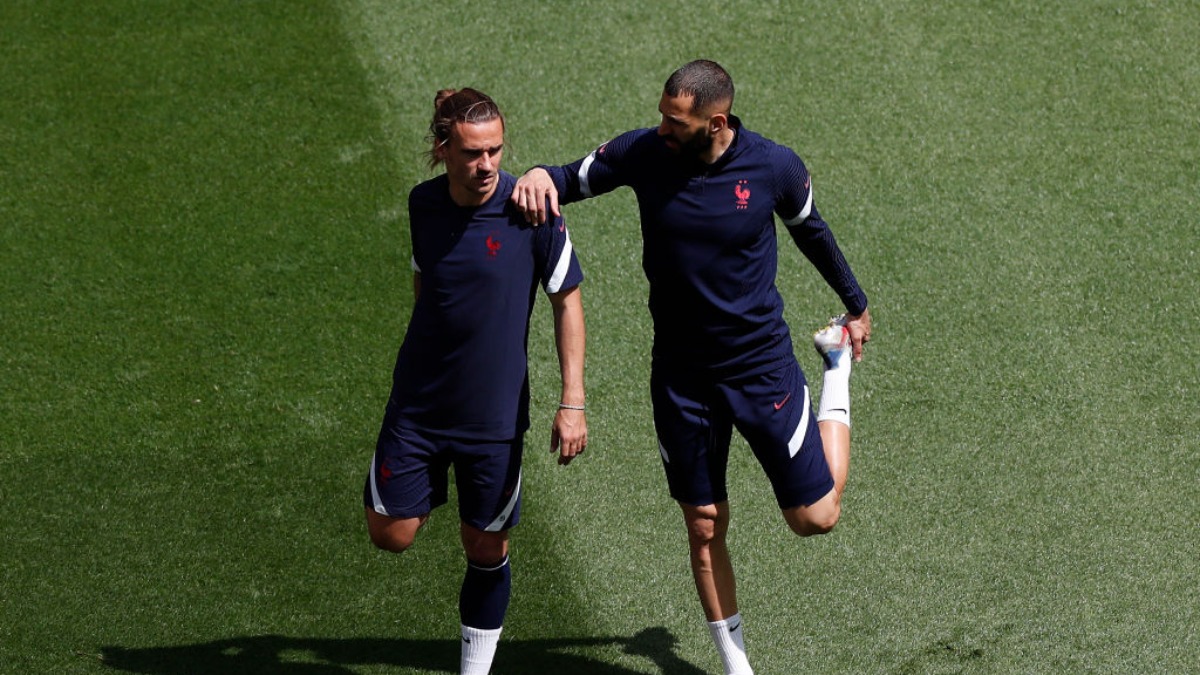 Antoine Griezman và Benzema vô cần thân thiết ngoài và trong sân cỏ