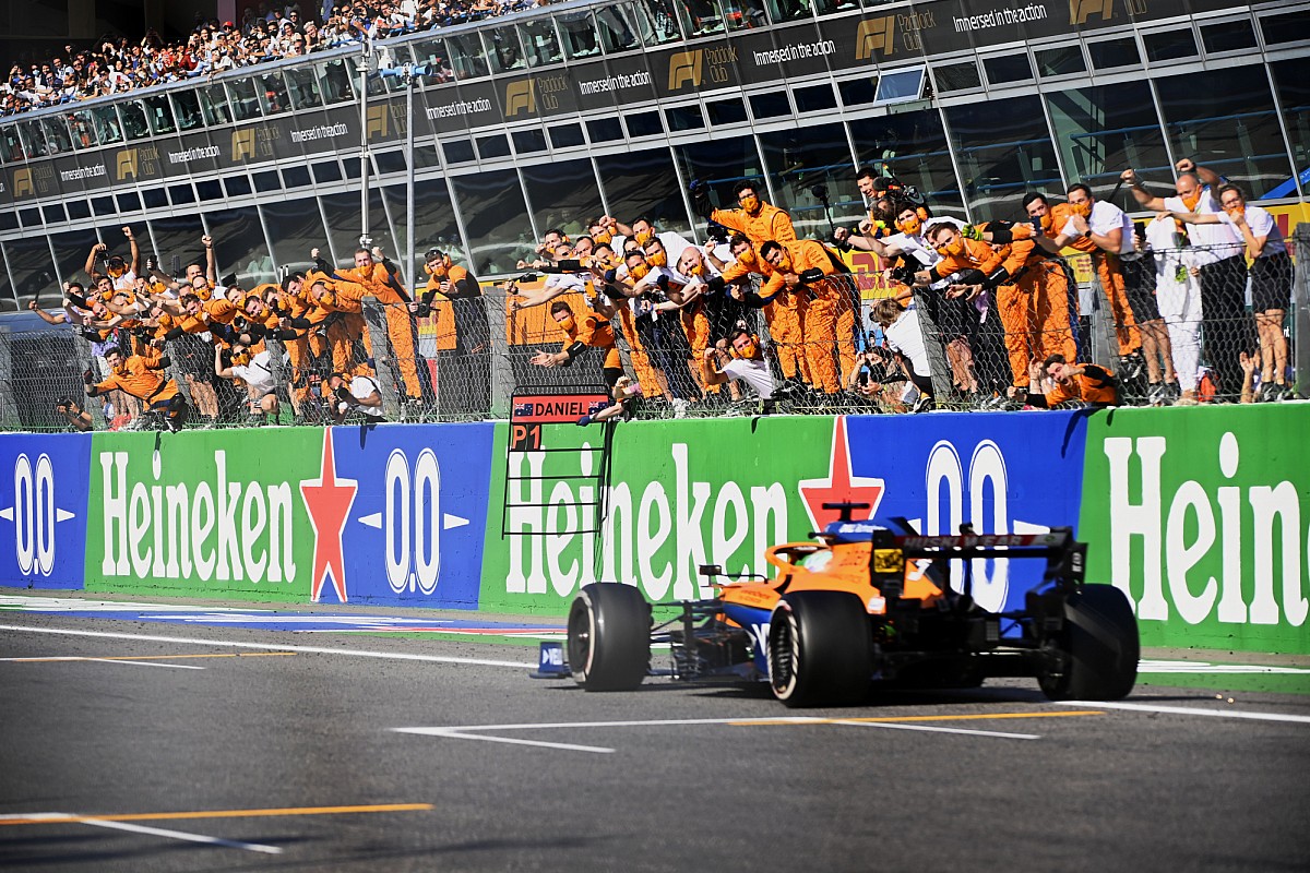 McLaren- đội đua nước Anh đã có chiến thắng đầu tiên sau gần 9 năm chờ đợi