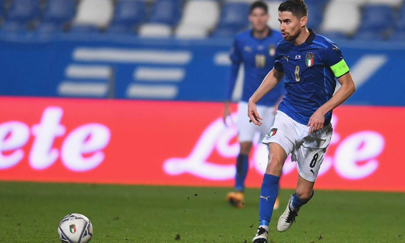 Jorginho vừa lần đầu tiên đeo băng thủ quân ĐT Italia