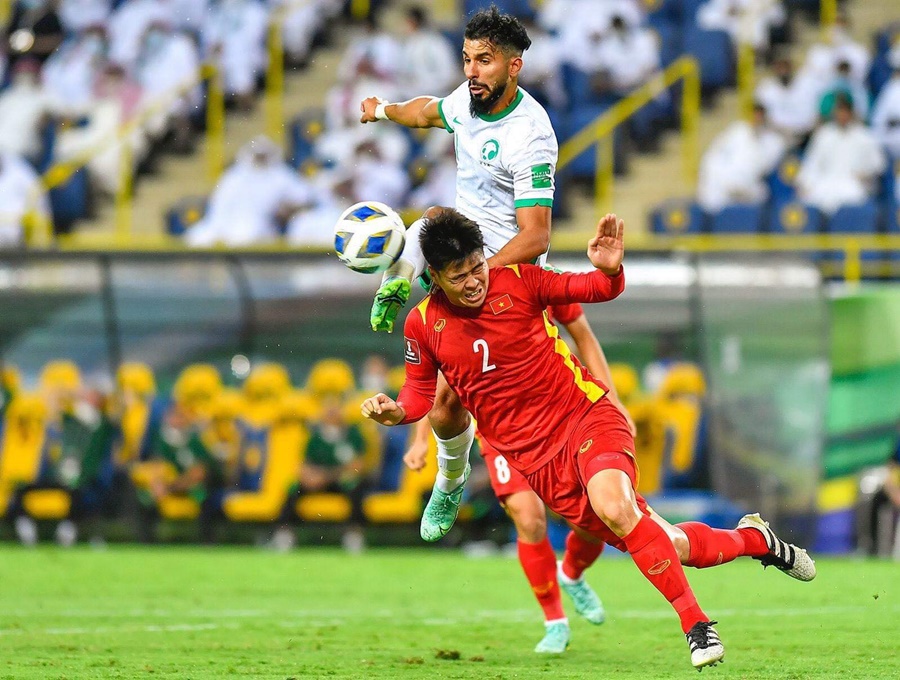 Tình huống gây tranh cãi trong trận đối đầu với các cầu thủ Saudi Arabia